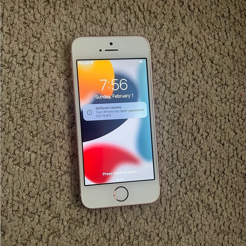 Apple iPhone SE 64gb 1 gen rose gold mint condition factory unlocke
